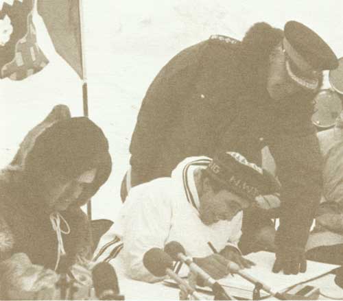 Signing the agreement for Ellesmere Island National Park Reserve